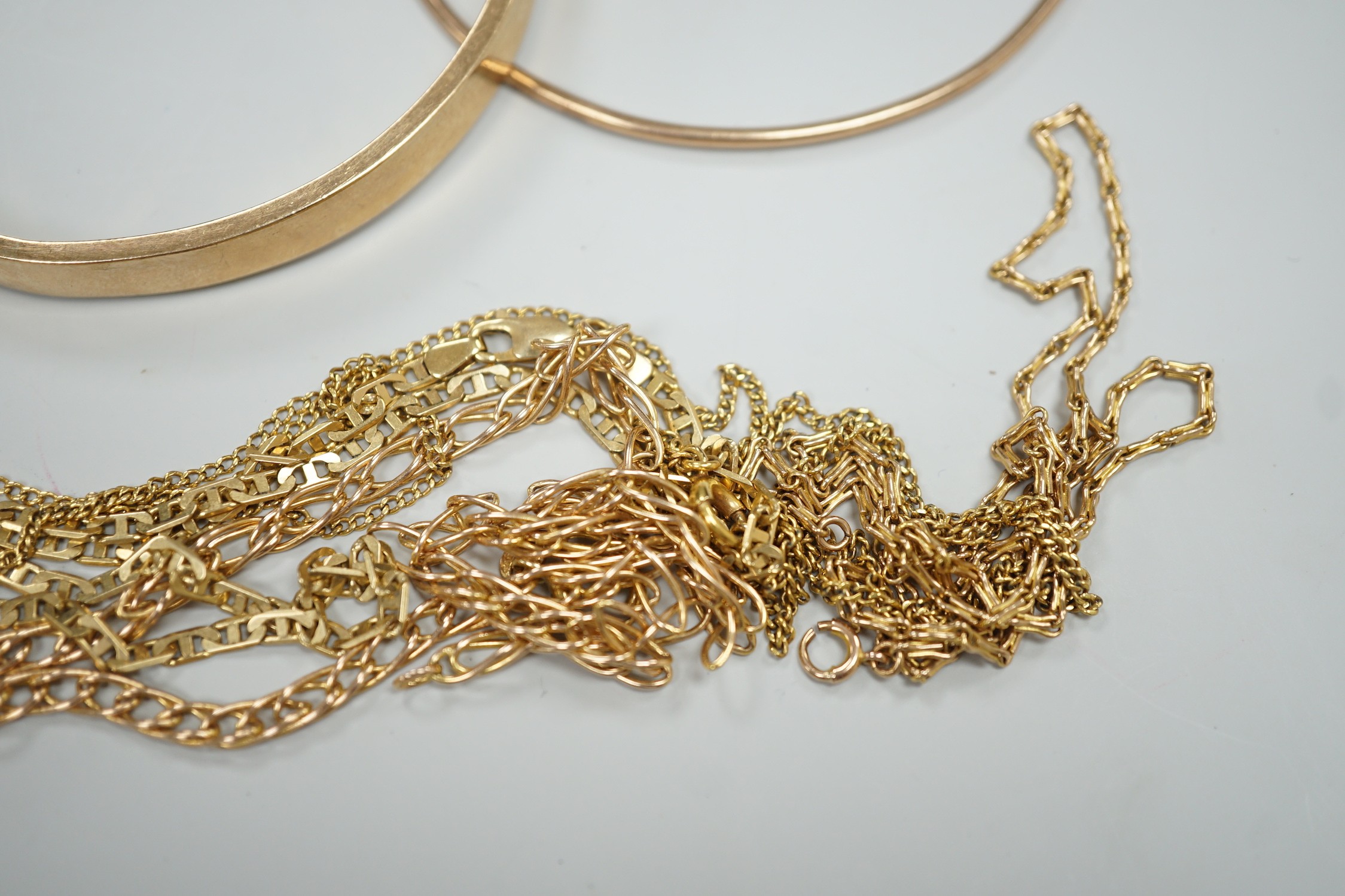 Two 9ct gold bangles and four modern 9ct gold chains, one a.f. gross 42.8 grams.